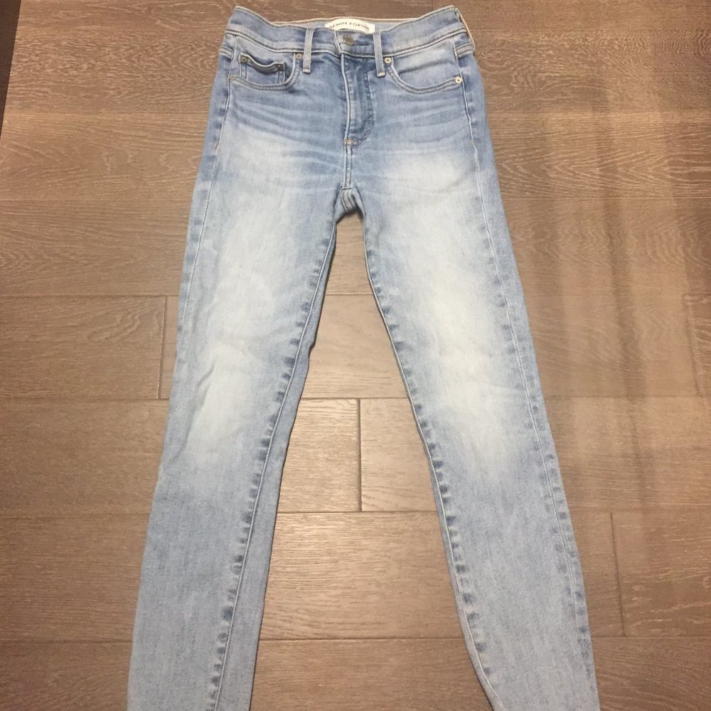 Denim Forum light blue mid-rise skinny crop jeans